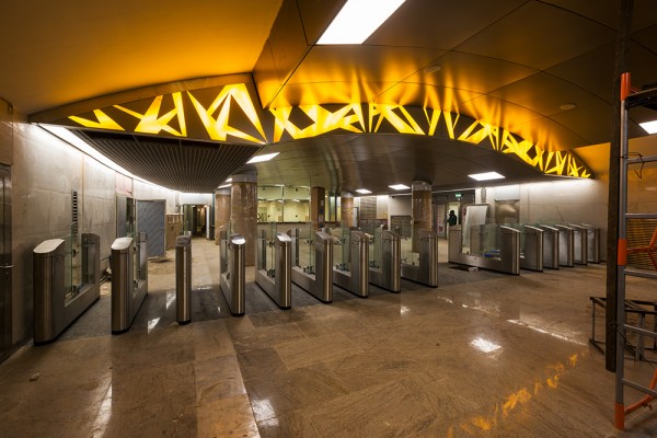 tr_turniketi.jpg (636.78 КБ) 5728 просмотров Панно имитирует переплетение крон деревьев.