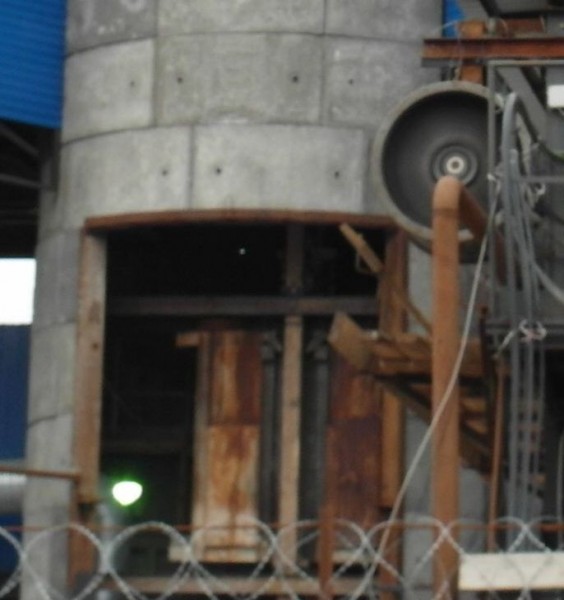 SAM_2624.JPG (78.7 КБ) 5184 просмотра Тот же ракурс, несколькими сек. позже. Подошла клеть, неожиданно, поэтому вышло не резко. Фрагмент фото.