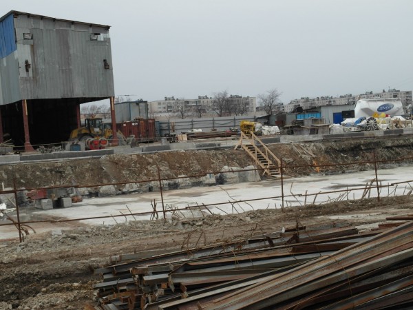 SAM_2625.JPG (628.42 КБ) 8197 просмотров В этой части площадки пустынно. Работа идет под землей и в северной части на поверхности.