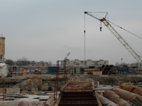 SAM_2631.JPG (456.75 КБ) 8831 просмотр Вдалеке сложены обсадные трубы(?) Интересно, почему их не вывозят-вроде больше не пригодятся? Или-потом всё разом?