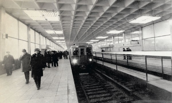 0901.jpg (153.44 КБ) 27631 просмотр Конечную остановку Кировско-Выборгской линии посвятили 60-летию ВЛКСМ. Фото 1978 года.