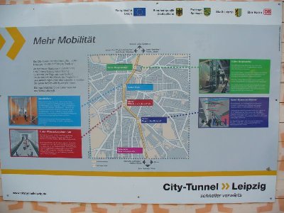 Ещё плакат на заборе строительства, изображены будущие четыре подземные станции.