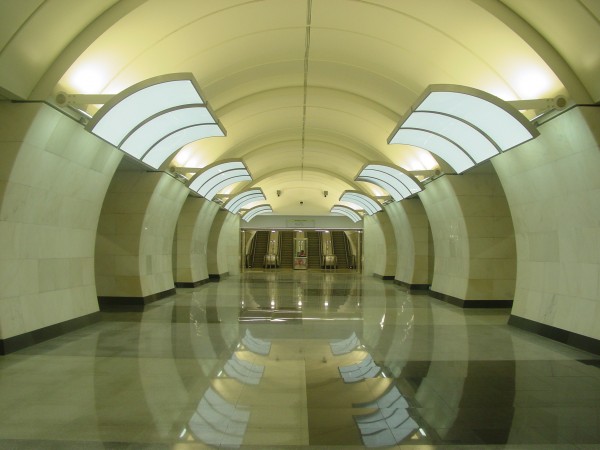 DSC09892.JPG (1.44 МБ) 11586 просмотров Центральный зал Бутырской. Люстры - единственная оригинальная деталь.