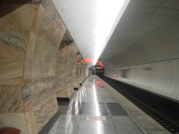 DSC09893.JPG (1.41 МБ) 11586 просмотров Платформа Бутырской. От Фонвизинской отличается только цветом пилонов. Путевая стена одинаковая на всех трёх станциях.