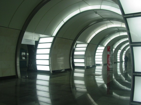 DSC09881.JPG (1.51 МБ) 11586 просмотров Центральный зал Фонвизинской. Освещение выполнено в виде световой арки. Действительно красиво, оригинально и делает эту станцию запоминающейся, в отличие от безликой Бутырской. Хотя и не все секции светильников работают.