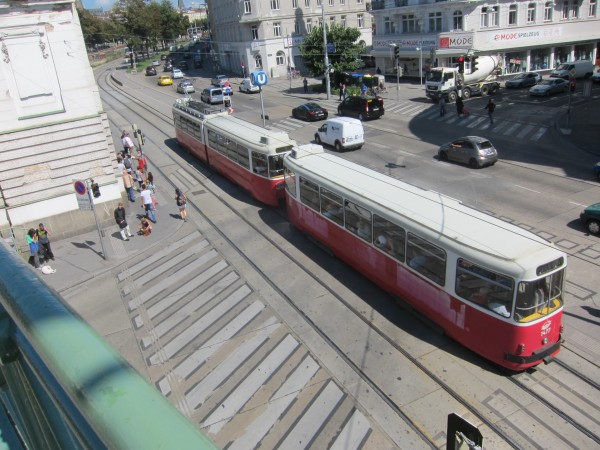 трамвай SGP Type E2 4077 +Bombardier Type c5 № 1477 вид со станции Gumpendorfer Straße U6.JPG (1.04 МБ) 11707 просмотров трамвай SGP Type E2 4077 +Bombardier Type c5 № 1477 вид со станции Gumpendorfer Straße U6.JPG