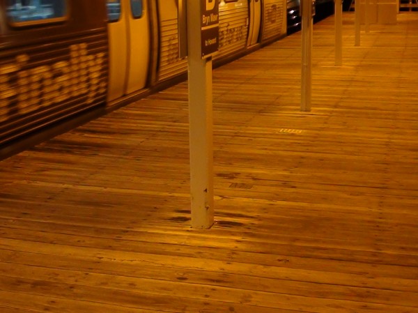 деревянный настил на всех эстакадный станциях