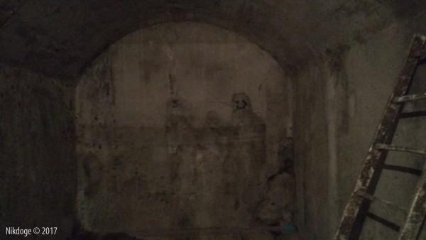 Криповые фигуры на стене тупичка, отходящего от подходного тоннеля. 2017.10.01.