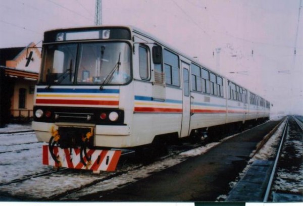 9.jpg (38.74 КБ) 18203 просмотра Пятивагонный дизель-поезд Ikarus. Предположительно снято в Венгрии.