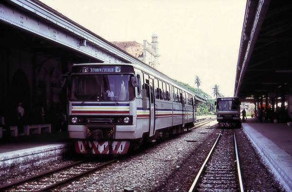13.jpg (239.44 КБ) 20231 просмотр Малайзия, 21 марта 1989 года. Двухвагонный рельсовый автобус. Railasia