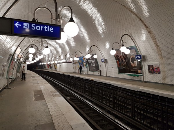 Станция Cité, та, что неподалеку от Cathédrale Notre-Dame de Paris