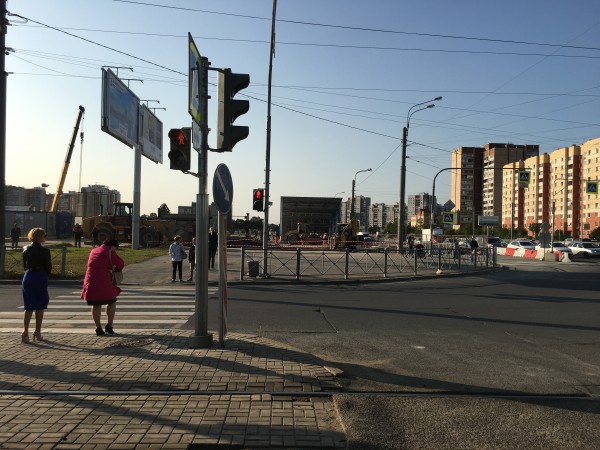 Убрали последние остатки синего забора.