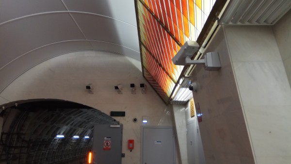 IMG_20191004_143452.jpg (2.46 МБ) 7732 просмотра На фото видим семь камер (а слева на своде тоннеля это тоже они?) Ближайшая смотрит на выезд из тоннеля, рядом, кажется, панорамная? Их функции не перекрываются? Пять на стене дают почти одинаковую картинку. Они реально так уж нужны? Удивительная расточительность. Я за безопасность, но камеры есть, и смертники в вагонах тоже есть.