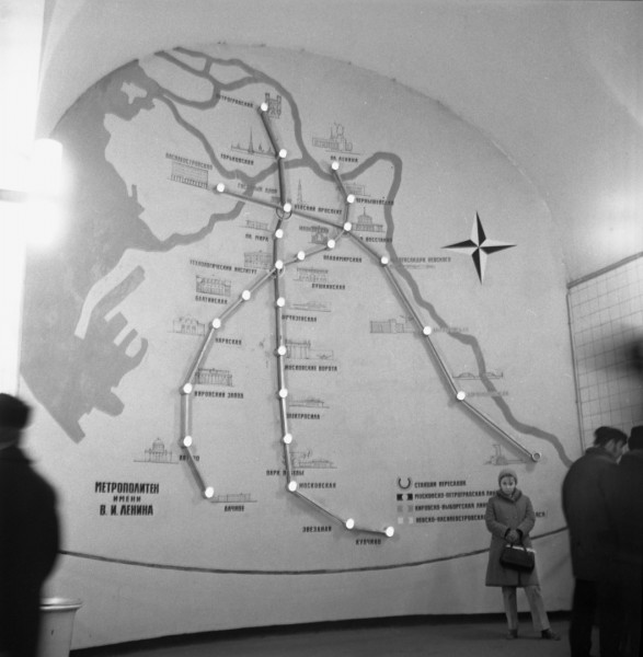 Схема линий Ленинградского метрополитена на стене перехода между станциями «Технологический институт»