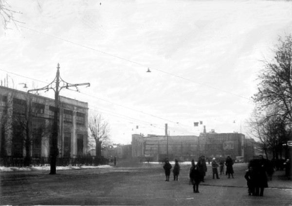 1947 год. Вид на место пересечения Большого проспекта и Косой линии Васильевского острова. (Справа: Василеостровская фабрика-кухня, 1929-1931 гг. , архитекторы А.К. Барубчев, И.А. Гильтер, И.А. Меерзон, Я.О. Рубинчик), дом №68. Автор съемки неизвестен.Источник: ЦГАКФФД СПб.