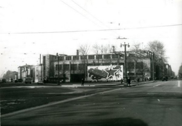 3Ds6oAxImDg.jpg (33.98 КБ) 14376 просмотров Большой пр. д. 68 В.О., вид на фабрику-кухню на углу Большого пр. и Косой линии, арх.А.К.Барутчев, И.А.Гильтер, И.А.Меерзон, Я.О.Рубанчик, 1930-1931, фото 1971