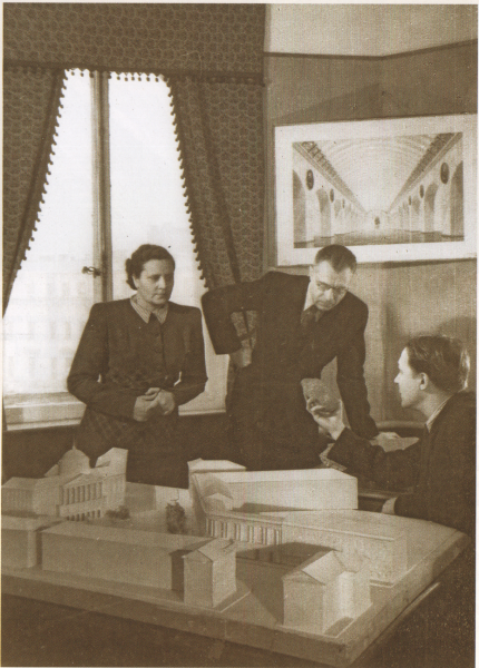 Скан_20220802.png (4.87 МБ) 13534 просмотра Реконструкция здания Технологического института из той поры, когда Международный (Московский) проспект вовсю разрисовывали сталинской неоклассикой. И сам проспект тоже был имени И. В. Сталина