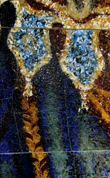 Screenshot_20241112_002824_Telegram.jpg (822.43 КБ) 14534 просмотра Фотография Подземника из истории из Телеграма. Как вы можете видеть, на фотографии мы видим очень подробно фрагмент витража порталов на станции Театральная