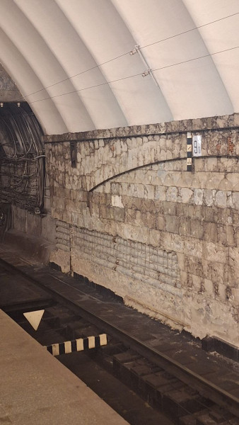 photo_2025-09-17_19-24-59.jpg (165.08 КБ) 10412 просмотров тут видимо решили ещё заняться демонтажом бетона в форме данного рисунка, видимо, для доступа к кабель-каналам.