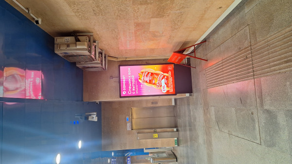 20251030_204121.jpg (3.32 МБ) 10222 просмотра Экран в вестибюле 2 станции