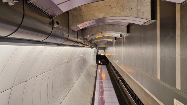 20251210_215124.jpg (2.67 МБ) 4860 просмотров Вид бокового зала (бокового станционного тоннеля 1 пути. Видно, как освещение поменялось, с заменой ламп в проёмах. На них, как будто сделался акцент