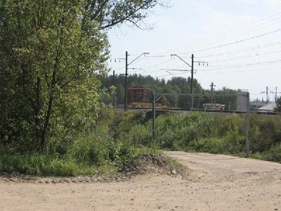 Вид с южной стороны ж/д на проезд под ж/д, стройку на противоположной стороне ж/д.