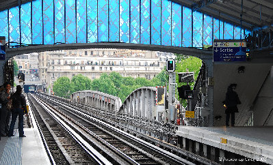 станция на эстакадной линии метро