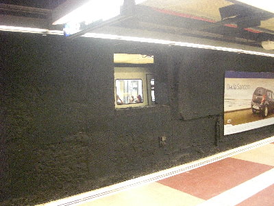 Путевая стена на станции в Барселоне.