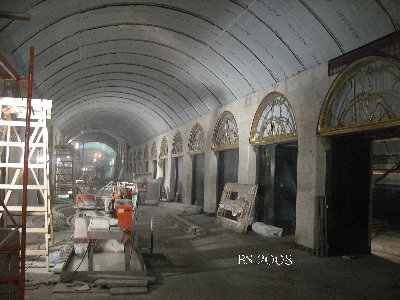 Центральный зал.С пола убраны деревянные щиты.