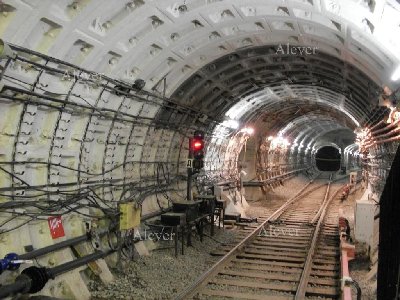 Порадовало, что в тоннелях был включён свет. Хорошо видно заграждение по I пути, где ведётся проходка тоннеля в сторону Бухарестской.